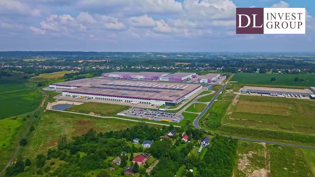 Kadr z filmu z drona: park logistyczny DL Invest Group w Psarach