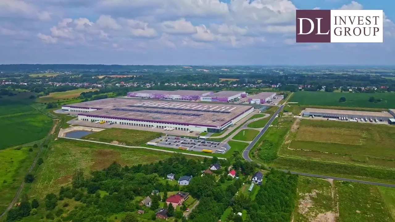 Kadr z filmu z drona: park logistyczny DL Invest Group w Psarach