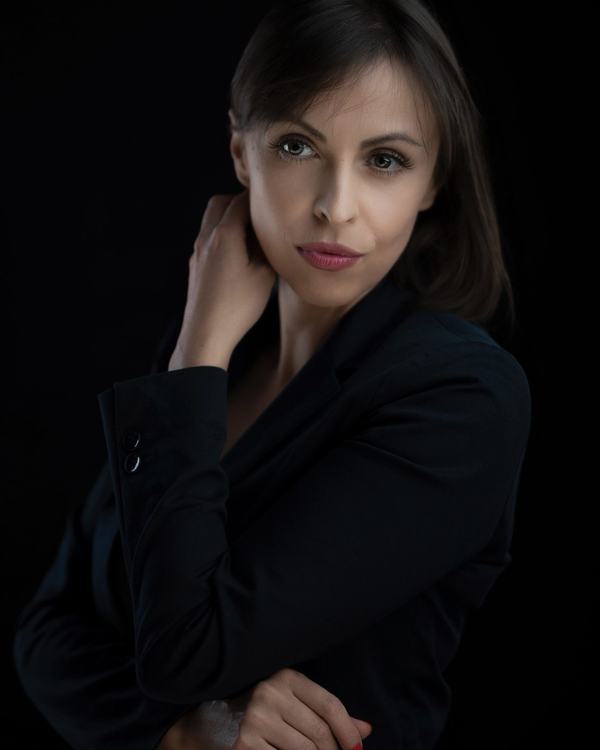 Architektka z dłonią przy włosach, kobiecy portret biznesowy