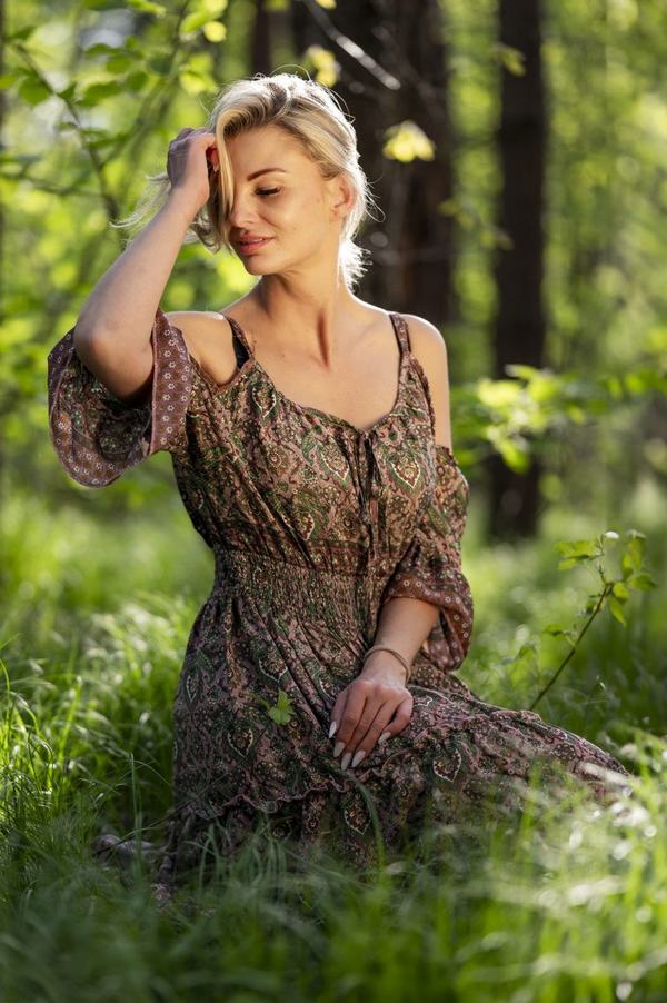 Blondynka w sukience w słonecznym lesie, wiosenna sesja plenerowa
