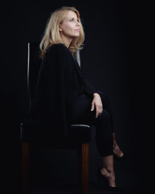 Kobieta na krześle patrząca w górę, portret w półmroku, studio w Katowicach