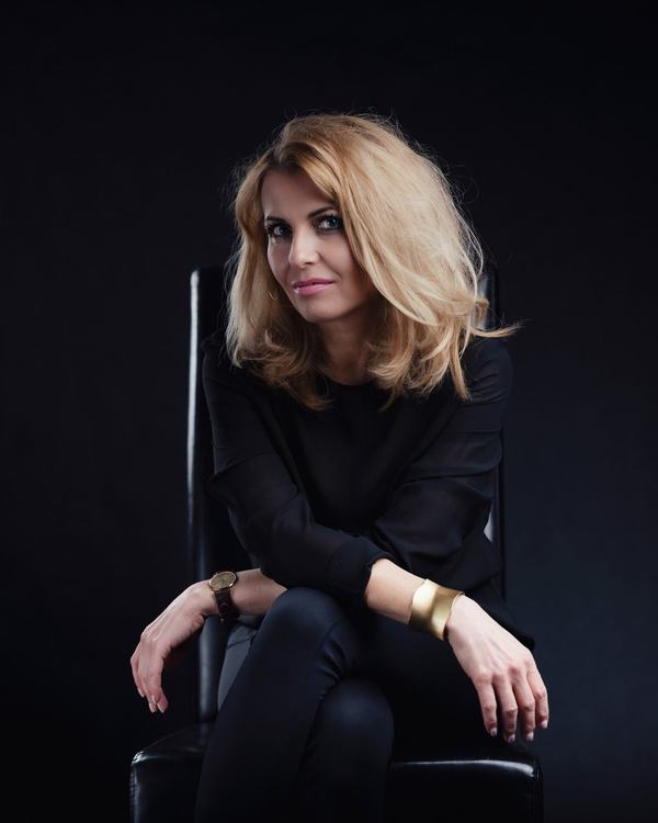 Blondynka w czerni siedząca na krześle, studyjna sesja wizerunkowa, studio w Katowicach