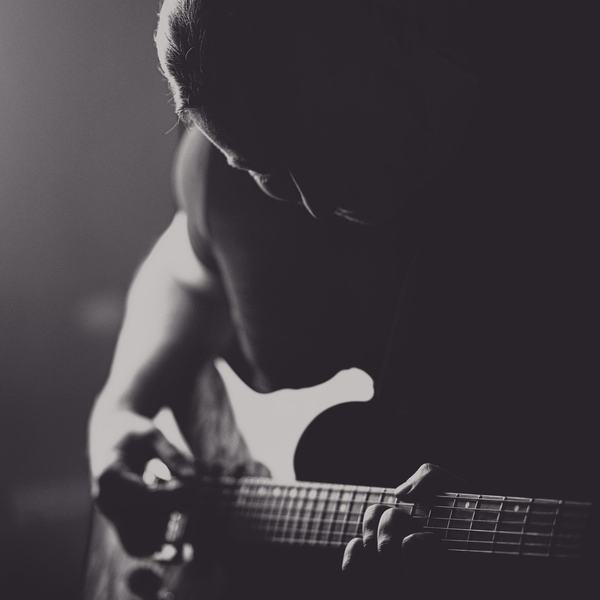 Gitarzysta w studiu, sesja wizerunkowa muzyka, kadr 1, studio w Katowicach