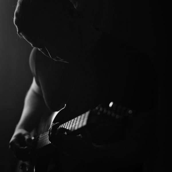 Gitarzysta w studiu, sesja wizerunkowa muzyka, kadr 2, studio w Katowicach