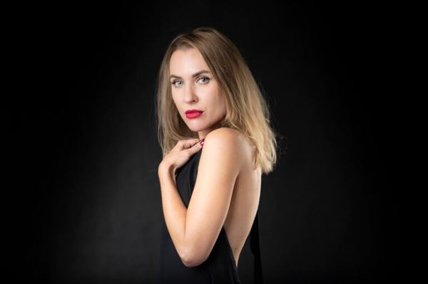 Kobieta w sukience z odkrytymi plecami, kadr poziomy