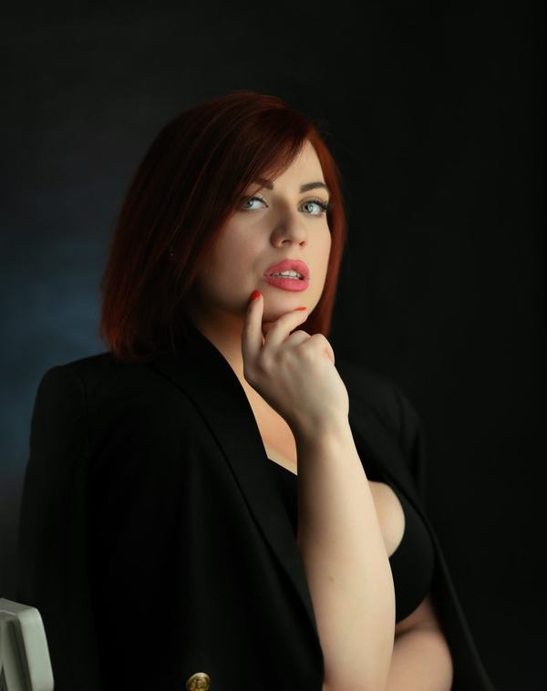 Kobieta w czarnej marynarce z dłonią przy ustach, portret studyjny, studio w Katowicach