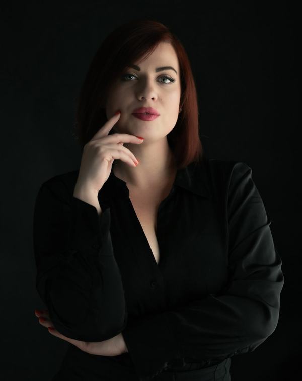 Kobieta w czarnej koszuli z rękami skrzyżowanymi, portret wizerunkowy, studio w Katowicach