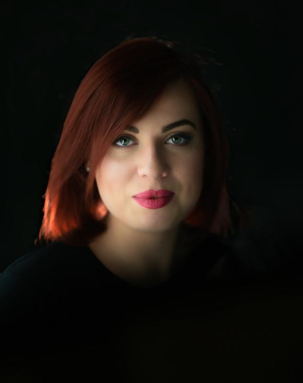 Portret kobiety z rudymi włosami na ciemnym tle, studio w Katowicach