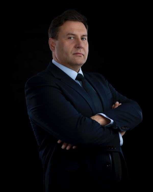Menedżer w garniturze z rękami skrzyżowanymi, sesja biznesowa w studiu, studio w Katowicach
