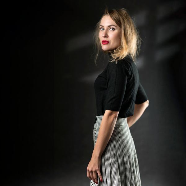 Kobieta w czarnej bluzce i szarej spódnicy, portret w pół obrotu, studio w Katowicach