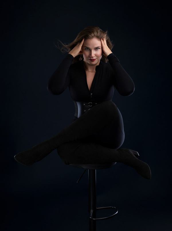 Oliwia, sesja wizerunkowa do pracy i na Instagram, kadr 1, studio w Katowicach