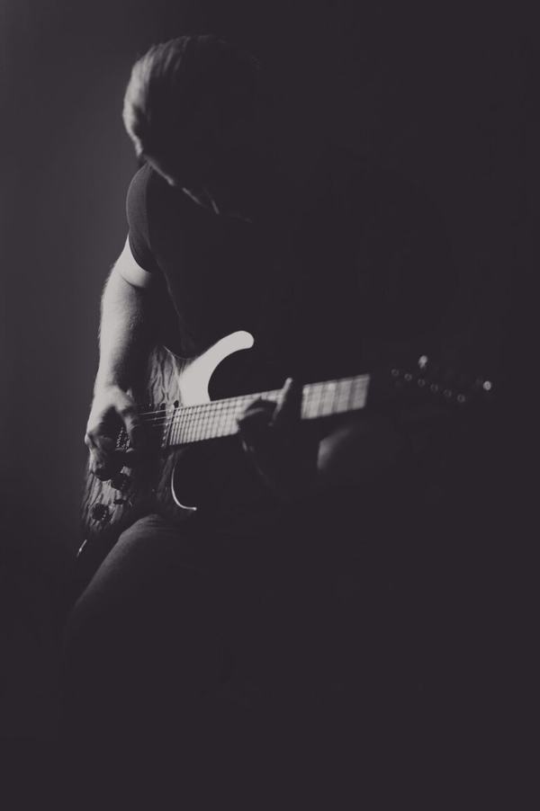 Gitarzysta w półmroku, kadr 1, studio w Katowicach