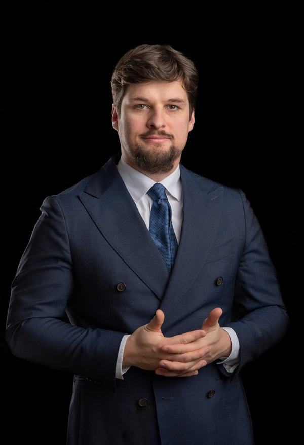 Portret biznesowy: mężczyzna w dwurzędowym garniturze