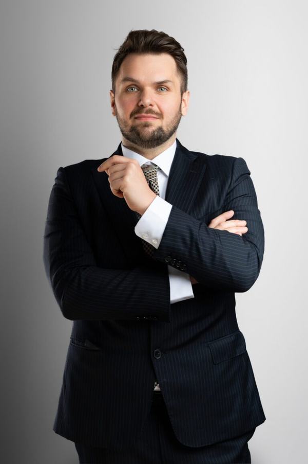 Mężczyzna w garniturze z dłonią przy brodzie, sesja biznesowa, Kraków