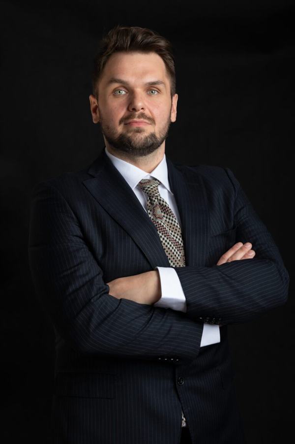 Mężczyzna w garniturze w prążki z rękami skrzyżowanymi, sesja biznesowa, Kraków