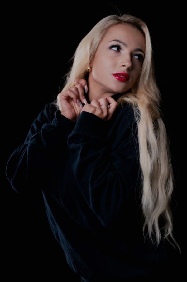 Portret wizerunkowy: blondynka w aksamitnej bluzce, czerwone usta