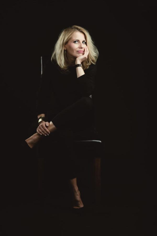 Blondynka w czerni na ciemnym tle, ujęcie w całości, sesja wizerunkowa, studio w Katowicach