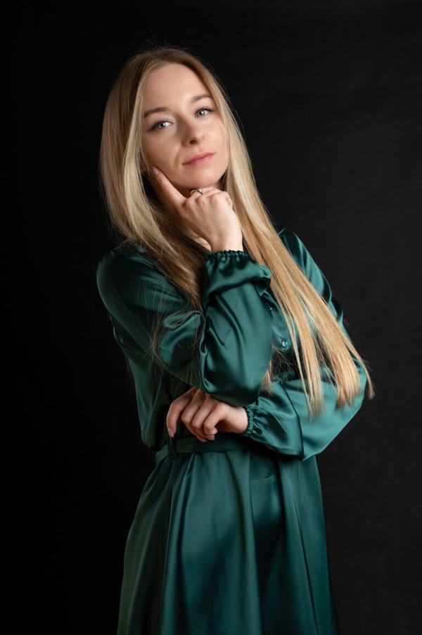Blondynka w zielonej satynowej sukience, sesja biznesowa, Kraków