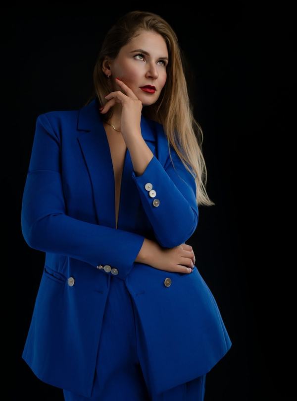 Kobieta w kobaltowym garniturze z dłonią przy brodzie, portret biznesowy, studio w Katowicach