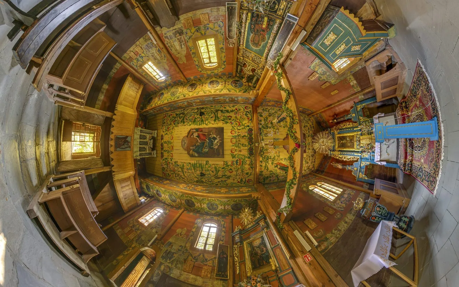 Wirtualny spacer po kościele: panorama 360 wnętrza drewnianego kościoła w Ryczowie jako mała planeta