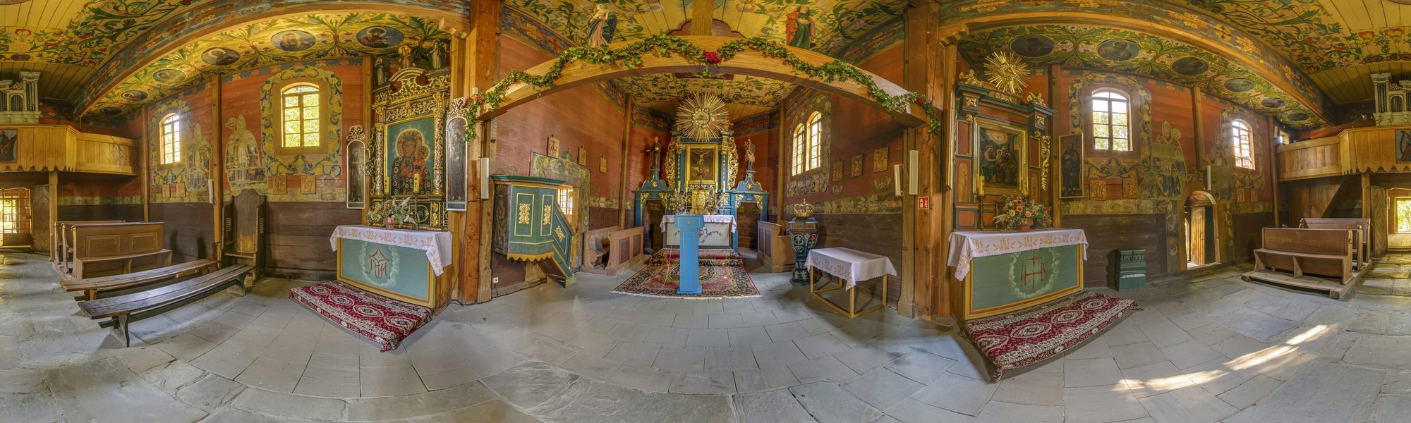 Panorama 360 wnętrza drewnianego kościoła z Ryczowa. Przeciągnij, aby się rozejrzeć.
