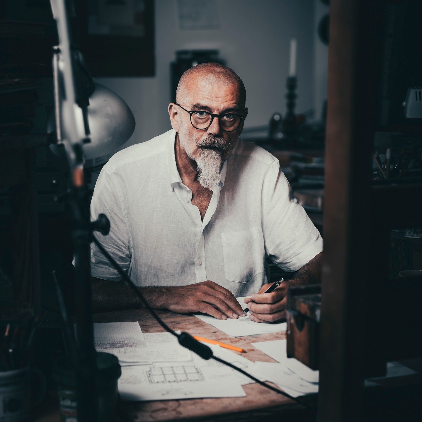 Portret artysty: prof. Andrzej Bednarczyk przy pracy w swojej pracowni