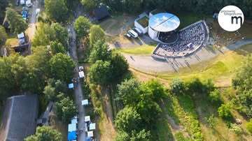 Kadr z filmu: amfiteatr festiwalu ETNOmania z lotu ptaka