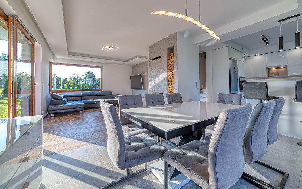 Fotografia wnętrz: salon z jadalnią i kuchnią w jednej przestrzeni