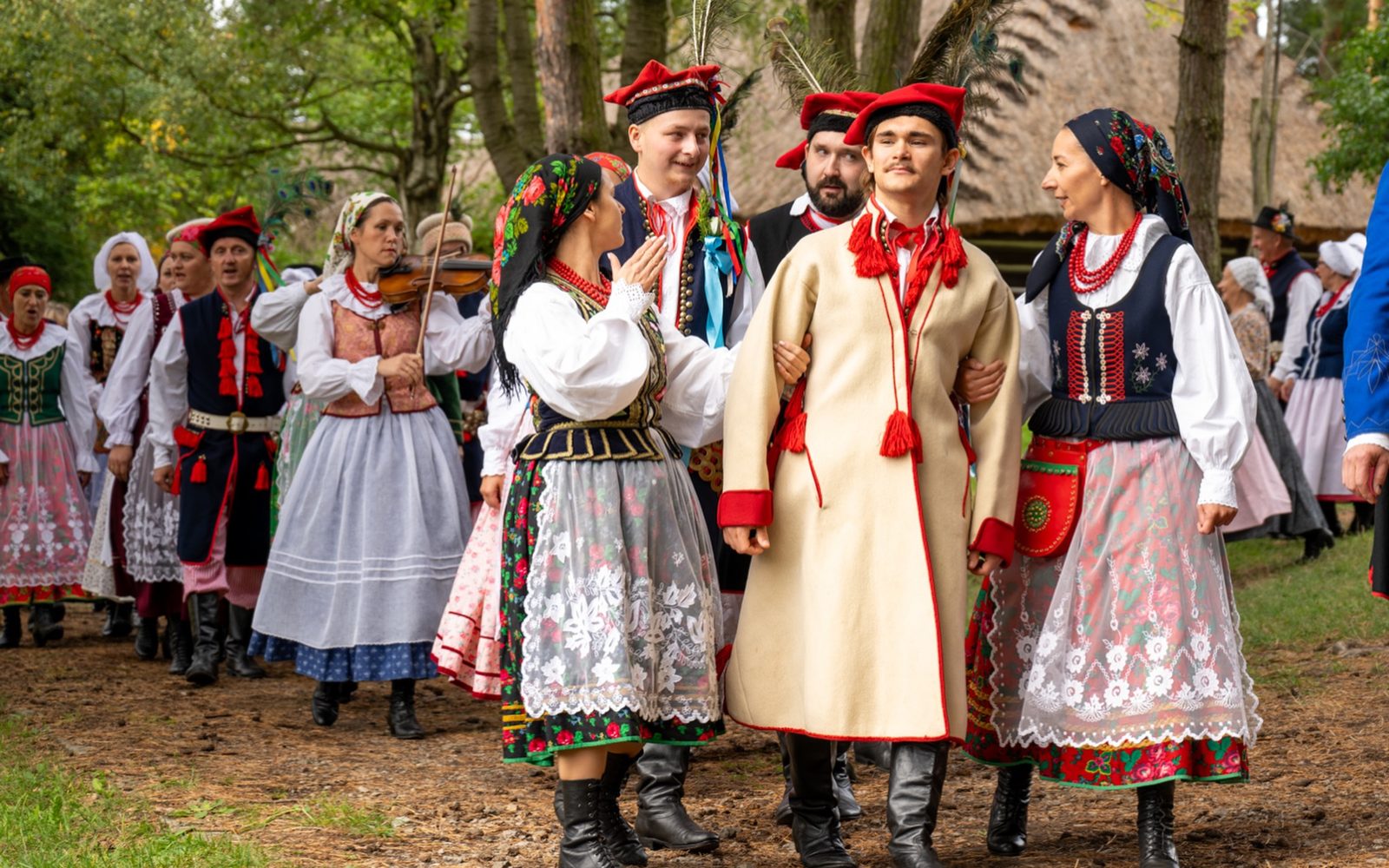 Korowód w strojach ludowych na Odpuście pod Czerwoną Jarzębiną w Muzeum w Wygiełzowie